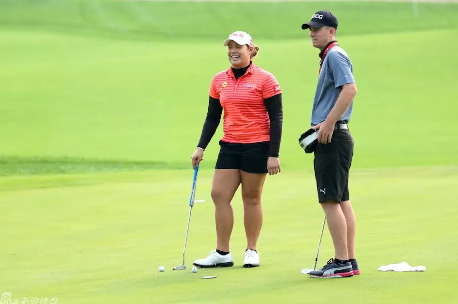 果岭英姿绽放华彬 女子高球精英赛星光璀璨-第3张图片-康盛风体育资讯官网 - 专业体育赛事报道与运动服饰潮流指南平台