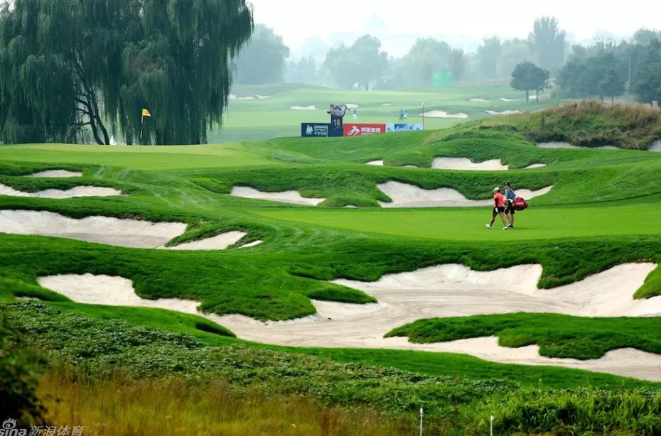 果岭英姿绽放华彬 女子高球精英赛星光璀璨-第4张图片-康盛风体育资讯官网 - 专业体育赛事报道与运动服饰潮流指南平台