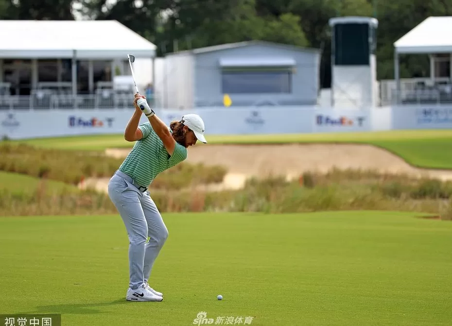 棕榈锦标赛首轮爆冷，罗奇力压群雄，约翰逊紧追其后-第8张图片-康盛风体育资讯官网 - 专业体育赛事报道与运动服饰潮流指南平台