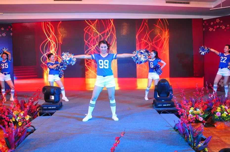 欢聚竞技时刻：活力四射的团队庆典纪实-第2张图片-康盛风体育资讯官网 - 专业体育赛事报道与运动服饰潮流指南平台