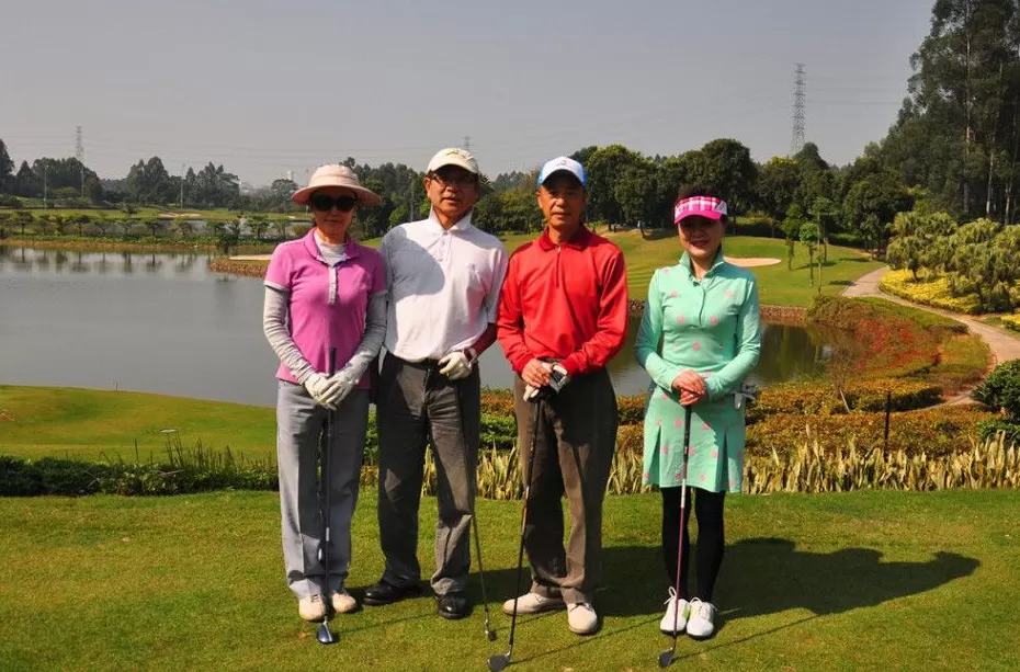 欢聚竞技时刻：活力四射的团队庆典纪实-第5张图片-康盛风体育资讯官网 - 专业体育赛事报道与运动服饰潮流指南平台