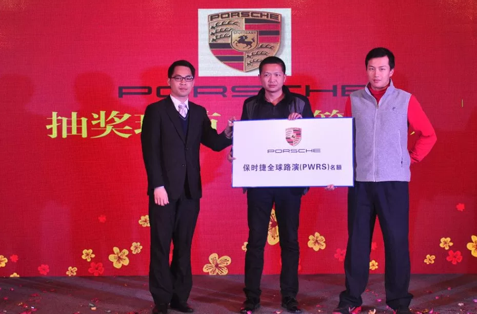 欢聚竞技时刻：活力四射的团队庆典纪实-第7张图片-康盛风体育资讯官网 - 专业体育赛事报道与运动服饰潮流指南平台