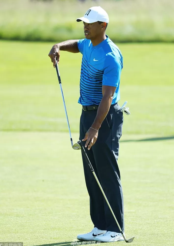 王者归来辛尼科克山 老虎伍兹公开赛前的专注时刻-第3张图片-康盛风体育资讯官网 - 专业体育赛事报道与运动服饰潮流指南平台 王者归来辛尼科克山 老虎伍兹公开赛前的专注时刻-第3张图片-康盛风体育资讯官网 - 专业体育赛事报道与运动服饰潮流指南平台