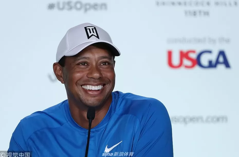 王者归来辛尼科克山 老虎伍兹公开赛前的专注时刻-第4张图片-康盛风体育资讯官网 - 专业体育赛事报道与运动服饰潮流指南平台 王者归来辛尼科克山 老虎伍兹公开赛前的专注时刻-第4张图片-康盛风体育资讯官网 - 专业体育赛事报道与运动服饰潮流指南平台