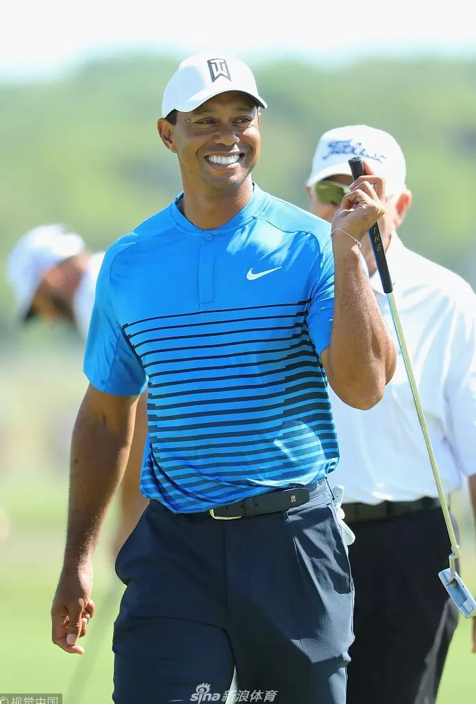 王者归来辛尼科克山 老虎伍兹公开赛前的专注时刻-第5张图片-康盛风体育资讯官网 - 专业体育赛事报道与运动服饰潮流指南平台 王者归来辛尼科克山 老虎伍兹公开赛前的专注时刻-第5张图片-康盛风体育资讯官网 - 专业体育赛事报道与运动服饰潮流指南平台