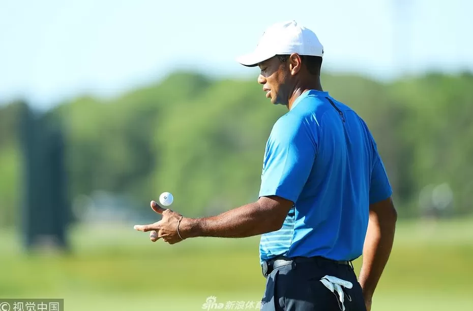 王者归来辛尼科克山 老虎伍兹公开赛前的专注时刻-第7张图片-康盛风体育资讯官网 - 专业体育赛事报道与运动服饰潮流指南平台 王者归来辛尼科克山 老虎伍兹公开赛前的专注时刻-第7张图片-康盛风体育资讯官网 - 专业体育赛事报道与运动服饰潮流指南平台