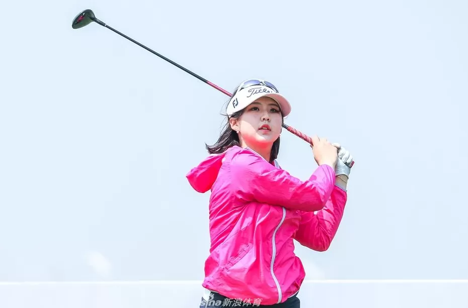 珠海女子挑战赛练习日：梧桐树下挥杆绽放-第2张图片-康盛风体育资讯官网 - 专业体育赛事报道与运动服饰潮流指南平台