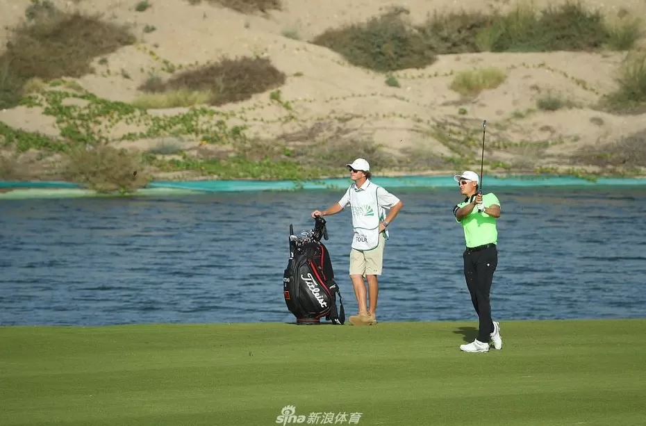 欧巡赛阿曼公开赛激战正酣 多国名将并列领先争冠-第6张图片-康盛风体育资讯官网 - 专业体育赛事报道与运动服饰潮流指南平台