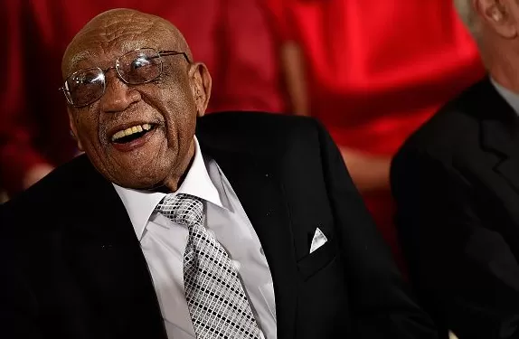 白宫礼赞：当九十二岁的高尔夫破壁者接受国家最高致敬-第1张图片-康盛风体育资讯官网 - 专业体育赛事报道与运动服饰潮流指南平台