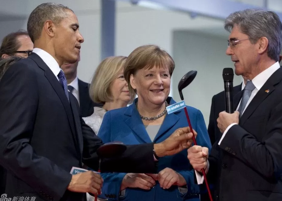 汉诺威工博会上的友谊与未来：奥巴马默克尔携手体验数字化新潮-第2张图片-康盛风体育资讯官网 - 专业体育赛事报道与运动服饰潮流指南平台