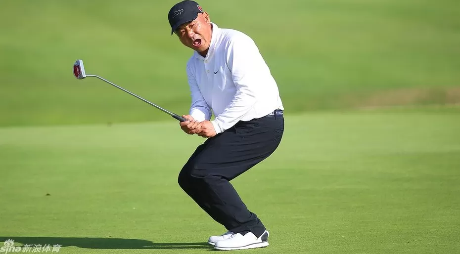 江湖老炮加洞绝杀登顶武林盟主 五十八岁白Tee冠军创历史-第4张图片-康盛风体育资讯官网 - 专业体育赛事报道与运动服饰潮流指南平台 江湖老炮加洞绝杀登顶武林盟主 五十八岁白Tee冠军创历史-第4张图片-康盛风体育资讯官网 - 专业体育赛事报道与运动服饰潮流指南平台