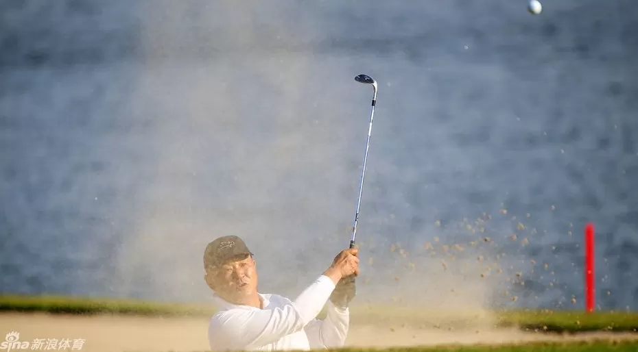 江湖老炮加洞绝杀登顶武林盟主 五十八岁白Tee冠军创历史-第5张图片-康盛风体育资讯官网 - 专业体育赛事报道与运动服饰潮流指南平台 江湖老炮加洞绝杀登顶武林盟主 五十八岁白Tee冠军创历史-第5张图片-康盛风体育资讯官网 - 专业体育赛事报道与运动服饰潮流指南平台