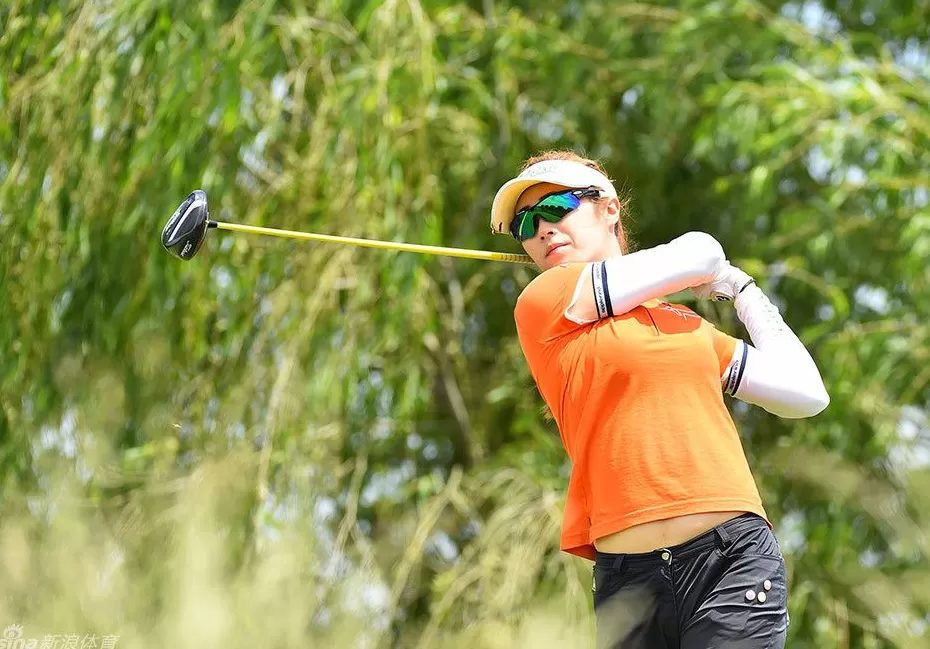 石昱婷与她的高球征程:从新人绽放到大满贯舞台-第1张图片-康盛风体育资讯官网 - 专业体育赛事报道与运动服饰潮流指南平台 石昱婷与她的高球征程:从新人绽放到大满贯舞台-第1张图片-康盛风体育资讯官网 - 专业体育赛事报道与运动服饰潮流指南平台