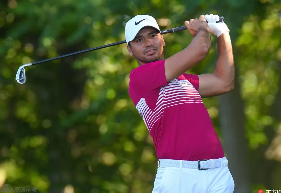 沙坑中的魔术师斯皮思逆境领跑，年轻传奇于风雨伯克戴尔铸就开门红-第3张图片-康盛风体育资讯官网 - 专业体育赛事报道与运动服饰潮流指南平台