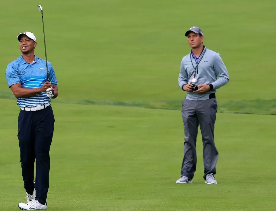 科莫教练相伴 老虎伍兹备战沉思录-第1张图片-康盛风体育资讯官网 - 专业体育赛事报道与运动服饰潮流指南平台