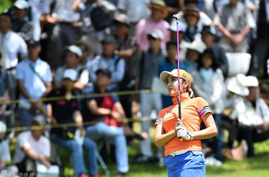 绿茵之上的较量与温情：高尔夫赛场内外众生相-第1张图片-康盛风体育资讯官网 - 专业体育赛事报道与运动服饰潮流指南平台