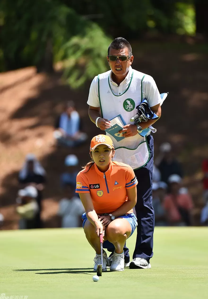 绿茵之上的较量与温情：高尔夫赛场内外众生相-第4张图片-康盛风体育资讯官网 - 专业体育赛事报道与运动服饰潮流指南平台