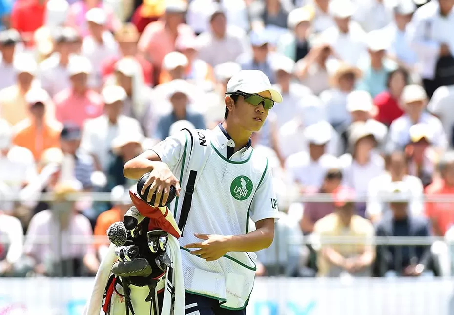 绿茵之上的较量与温情：高尔夫赛场内外众生相-第5张图片-康盛风体育资讯官网 - 专业体育赛事报道与运动服饰潮流指南平台